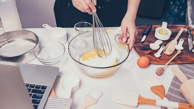 Proceso de postre dulce casero de cocina. Quédate en casa y el concepto de distanciamiento social. Quédese en casa y practique para cocinar al estilo panqueque japonés.