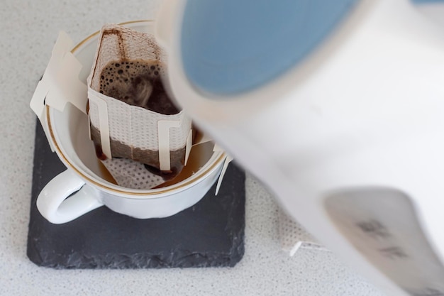 Proceso de preparación Una bolsa para café de goteo en una taza