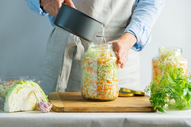 El proceso de preparación conservación de la fermentación Chucrut sobre un fondo claro Estilo rústico natural Comida enlatada