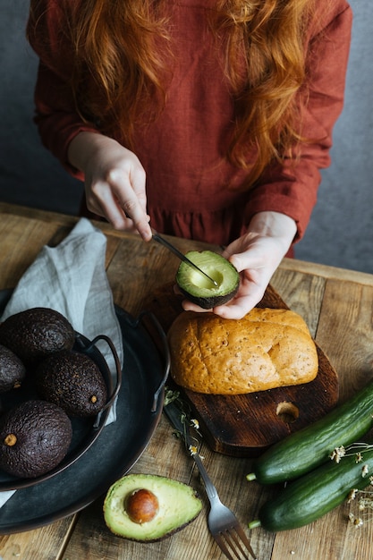 El proceso de preparación de un desayuno saludable de pan y aguacate.