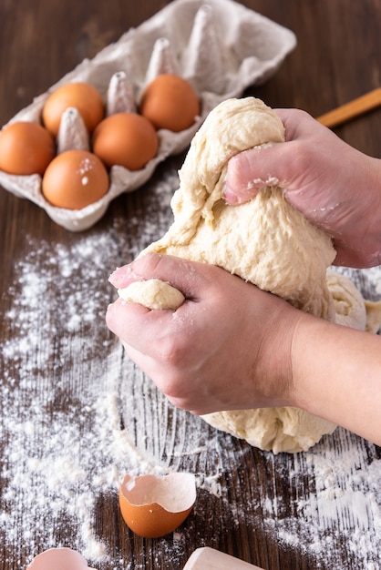 El proceso de preparación y mezcla de masas para la preparación de productos de panadería. Vista superior.