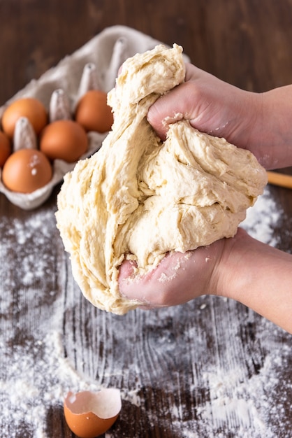 El proceso de preparación y mezcla de masas para la preparación de productos de panadería. Vista superior.