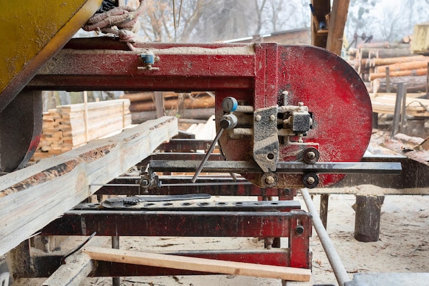 El proceso de procesamiento de tableros de madera en un aserradero Aserrado y secado de madera Industria maderera