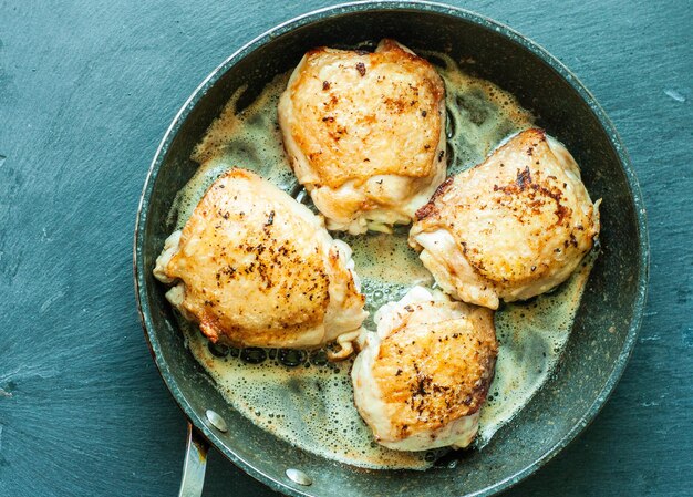 proceso de receta para cocinar pollo frito fricasé en una sartén