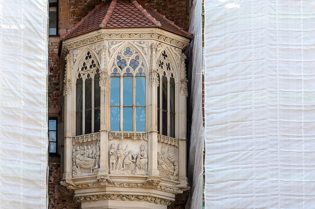 El proceso de restauración de un edificio histórico de estilo gótico.