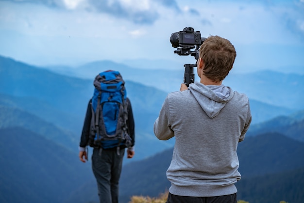 El proceso de rodaje con hombres en la montaña.