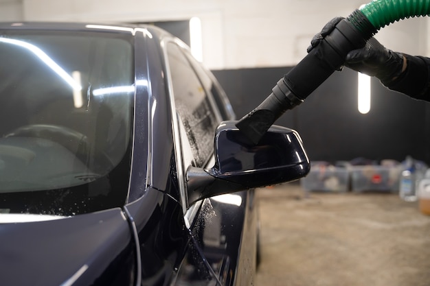 Proceso de secado del coche después del lavado.