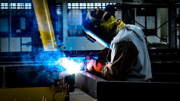 Foto proceso de soldadura de arco con núcleo fundente