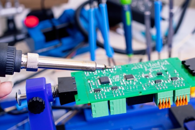 Proceso de soldadura en un primer plano de PCB verde