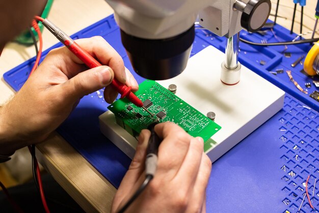 Proceso de soldadura en un primer plano de PCB verde