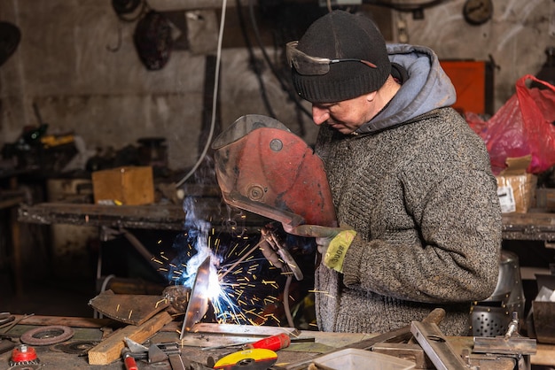 Proceso de soldadura en el taller industrial por trabajador