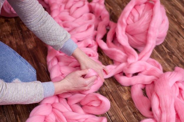 El proceso de tejer mantas de Merino. Centrarse en la pelota.