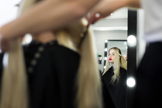 Proceso de teñido del cabello en el salón de belleza.