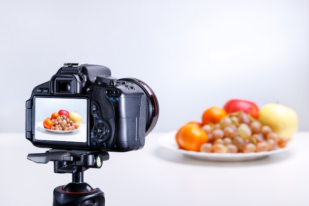 Un proceso de toma de fotografía de frutas con cámara profesional. De cerca