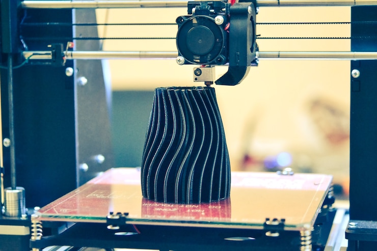 Foto el proceso de trabajar con una impresora 3d y crear un objeto tridimensional. tecnología aditiva moderna progresiva. 4ht revolución industrial.