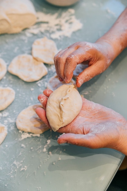 el proceso de trabajar con la masa y cocinar