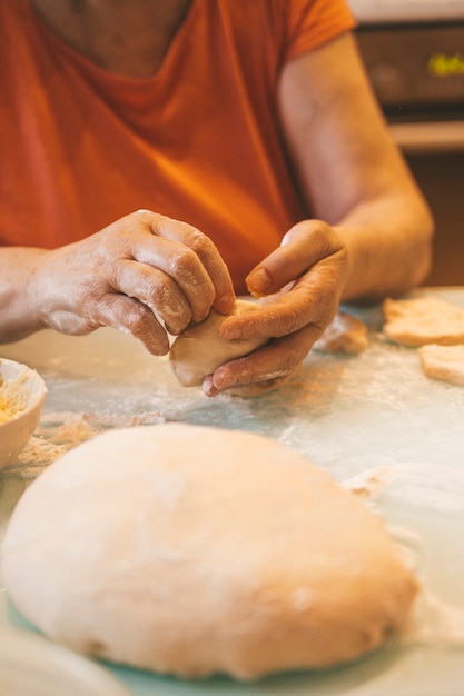 el proceso de trabajar con la masa y cocinar