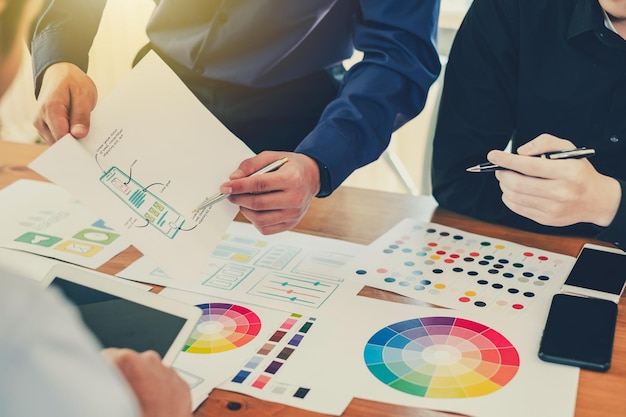 Proceso de trabajo en equipo Diseñador gráfico planificación creativa trabajar juntos en el desarrollo de aplicaciones de sitios web