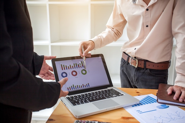 Proceso de trabajo en equipo, gente de negocios trabajando en la oficina discutiendo documentos e ideas en