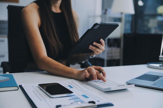 Proceso de trabajo en equipo jóvenes gerentes de empresas equipo trabajando con un nuevo proyecto de startup portátil en una mesa de madera escribiendo teclado enviando mensajes de texto analizar planes gráficos