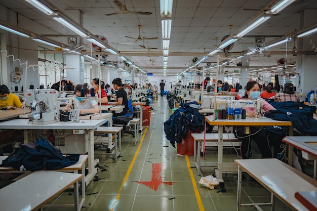 Proceso de trabajo de la fábrica de telas textiles Equipo de trabajadores de sastrería Esta es una fábrica de máquinas de coser