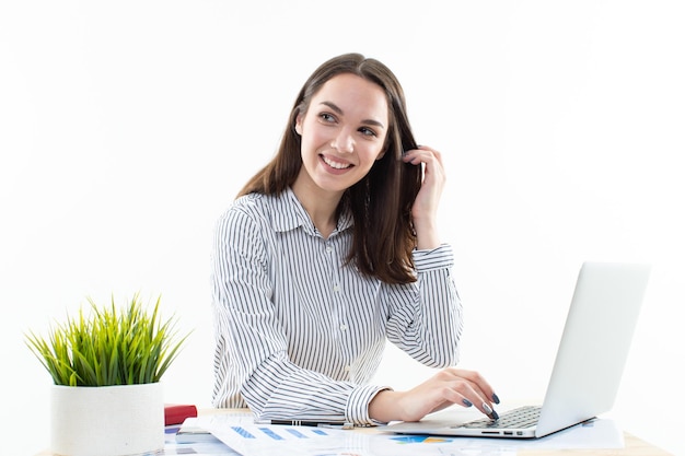 Proceso de trabajo en la oficina. La chica trabaja en la computadora.