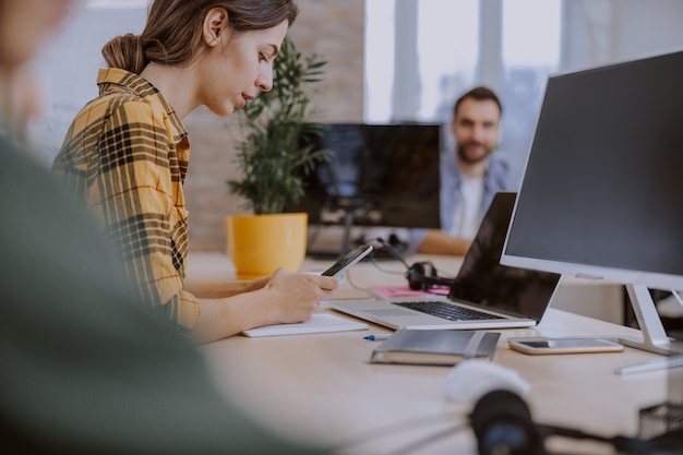 Proceso de trabajo en una oficina moderna