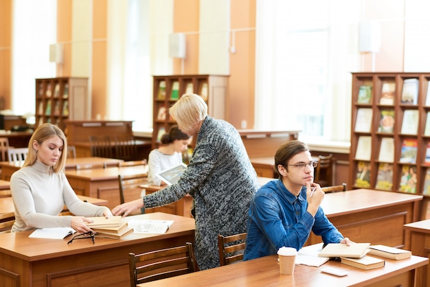 Proceso de trabajo en la sala de lectura de la universidad