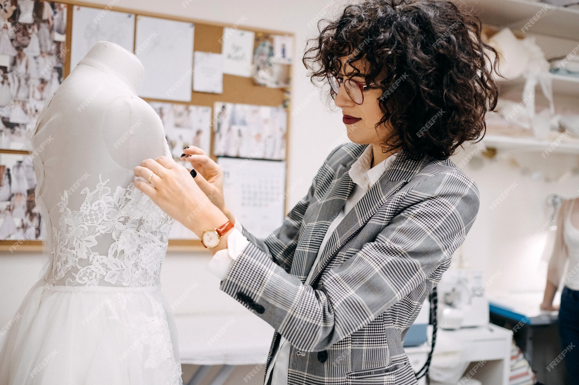 Afectar Correa civilización Proceso de trabajo de un sastre en su estudio diseñador de moda coser vestido de novia sujetando encaje en maniquí | Foto Premium Afectar Correa civilización Proceso de trabajo de un sastre en su estudio diseñador de moda coser vestido de novia sujetando encaje en maniquí | Foto Premium