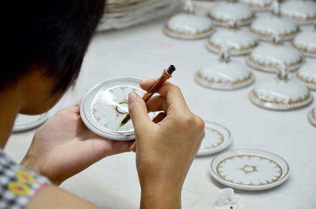 El proceso de trabajo de los tailandeses pinta la cerámica Benjarong es una cerámica tradicional tailandesa de cinco colores básicos