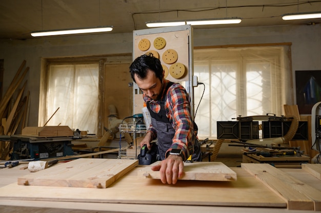 Proceso de trabajo en el taller de carpintería.