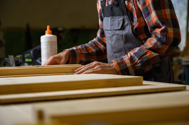 Proceso de trabajo en el taller de carpintería.