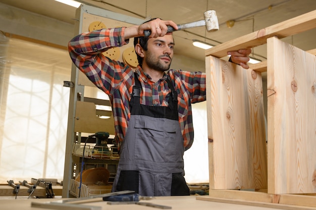 Foto proceso de trabajo en el taller de carpintería.