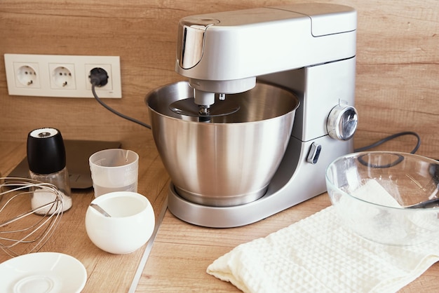 Foto processador de alimentos no interior da cozinha aparelho moderno para cozinhar