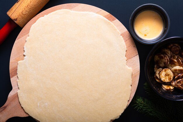 Processamento de conceito de alimentos para fazer torta caseira de banana caseira no preto