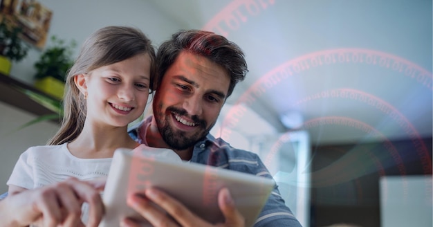 Foto processamento de dados de codificação binária contra pai e filha caucasianos usando tablet digital em casa