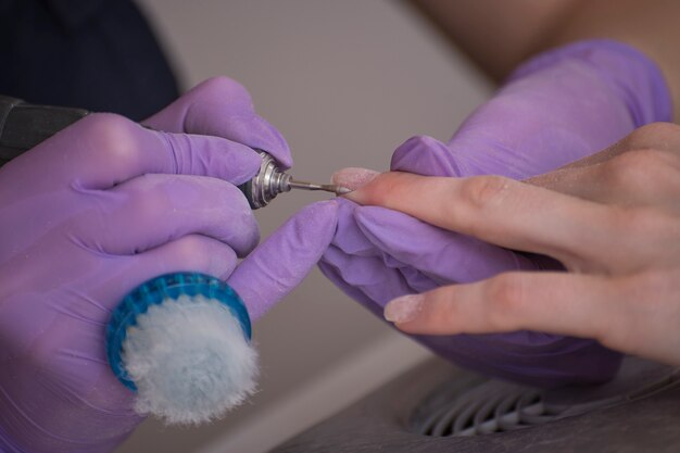 Processamento de unhas nas mãos, moinho de manicure.