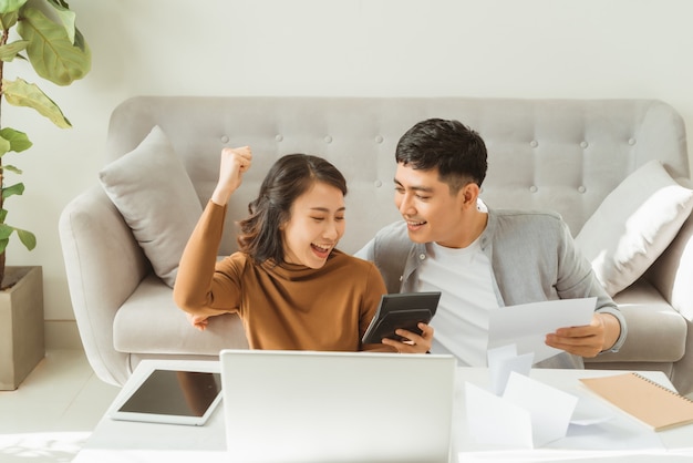 Processando pagamento online. marido e mulher processando pagamento online enquanto fazem compras online