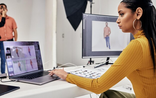 Foto processo criativo de edição de fotografia e mulher trabalhando em software da web para edição de fotos fotógrafo de moda de mídia e planejamento de sessão de fotos de um funcionário do estúdio fazendo trabalho de computador para a imprensa