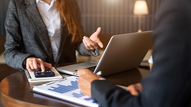 Processo de brainstorming no escritório ensolaradojovens colegas de trabalho trabalham juntos no escritório modernoprocesso de reunião da equipe de negócios