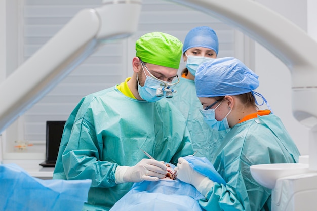 Processo de close-up de cirurgião-dentista profissional masculino realizando operação Instalar implante dentário