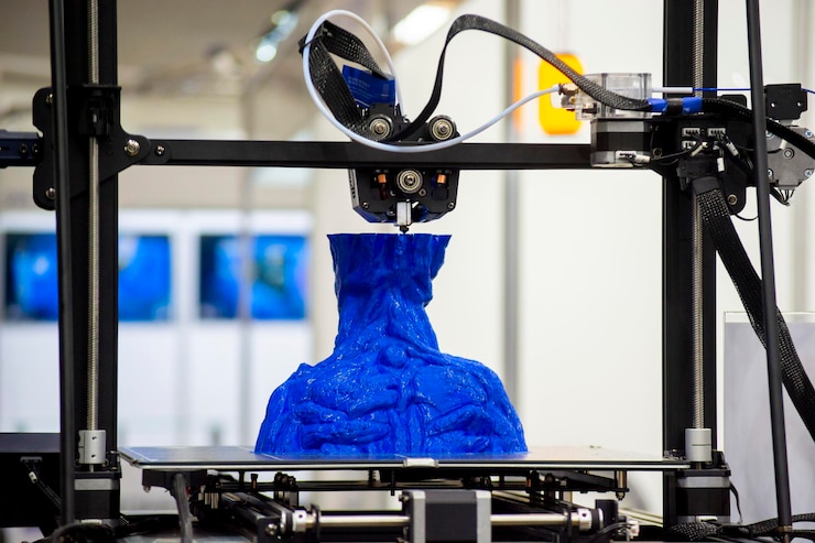 Foto processo de close-up de objeto de impressão de impressora d criando modelo tridimensional em aditivo de impressora d
