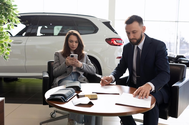 Processo de compra de um carro novo em uma concessionária de carros