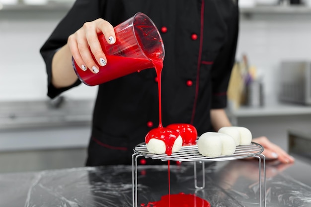 Processo de confecção de bolo de mousse com esmalte espelhado. Glacê de espelho congelado no bolo.