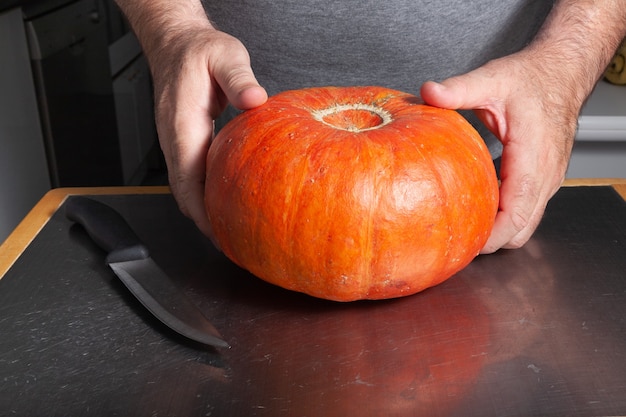 Processo de corte de abóbora de Halloween, processo de fabricação de Jack-o-lantern. Como fazer jack-o-lantern em casa - passo a passo.