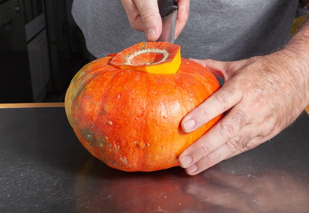 Processo de corte de abóbora de Halloween, processo de fabricação de Jack-o-lantern. Como fazer jack-o-lantern em casa - passo a passo.