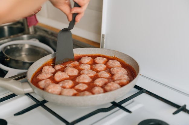 Processo de cozimento de almôndegas em uma panela em casa Receita de comida de frango e carne de porco em molho de tomate