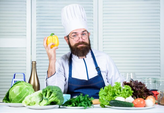 Processo de cozimento Vegetariano Chef maduro com barba Culinária de alimentos saudáveis Dieta e vitamina de alimentos orgânicos Homem barbudo cozinhar na culinária de cozinha Chef homem de chapéu Receita de sabor secreto