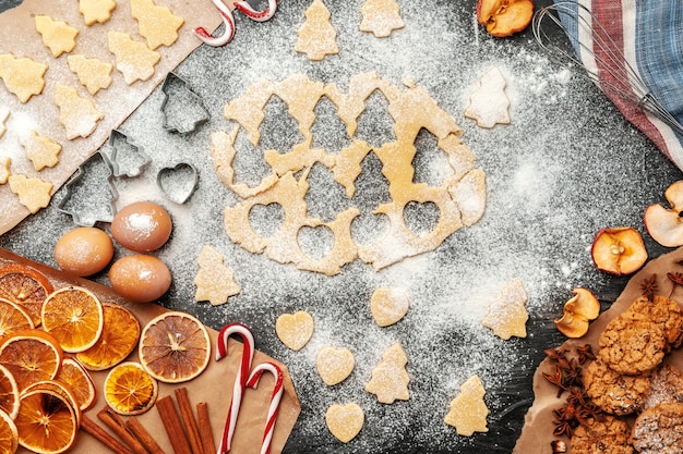 Processo de cozinhar biscoitos de gengibre pão close-up