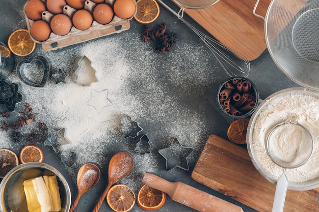 Processo de cozinhar massa para biscoitos de natal